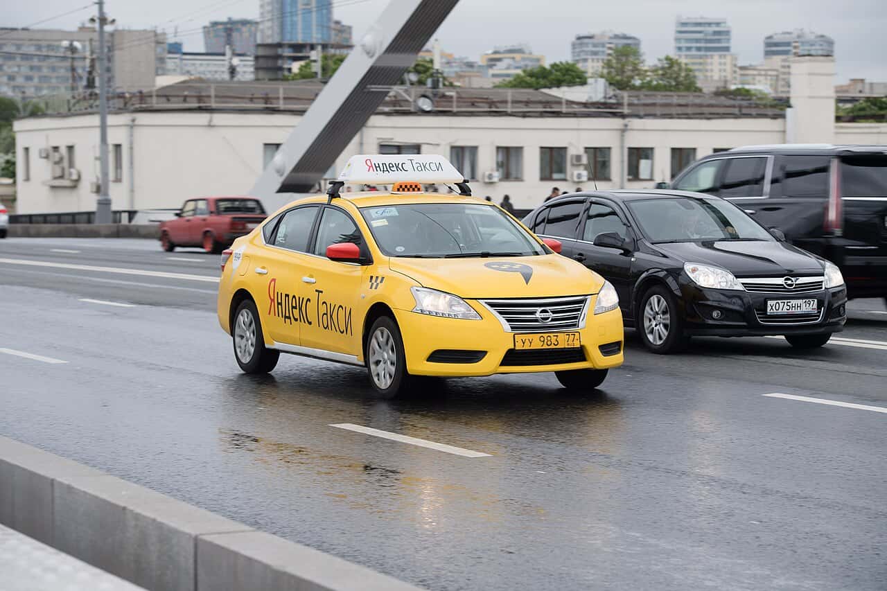 Автомобиль такси на улице Москвы