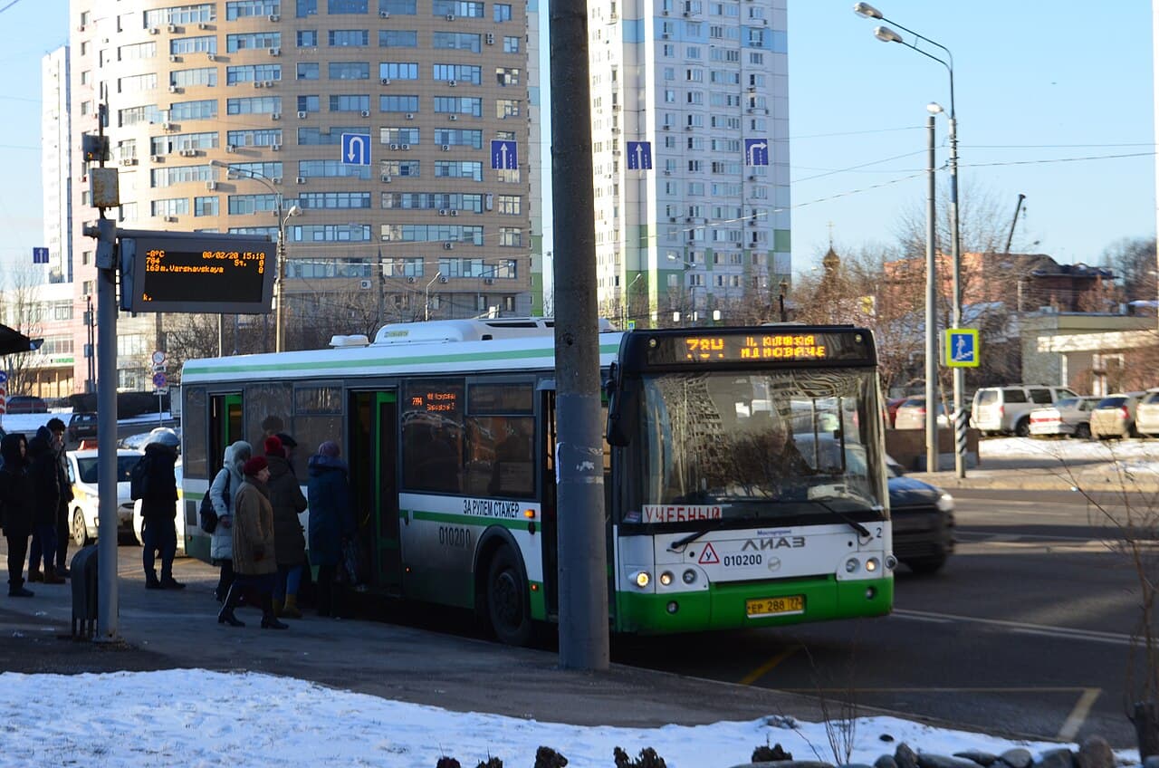 Городской автобус ЛиАЗ-5292 на маршруте в Москве