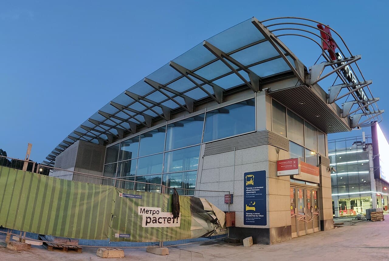 Вход на станцию Аэроэкспресс в аэропорту Внуково