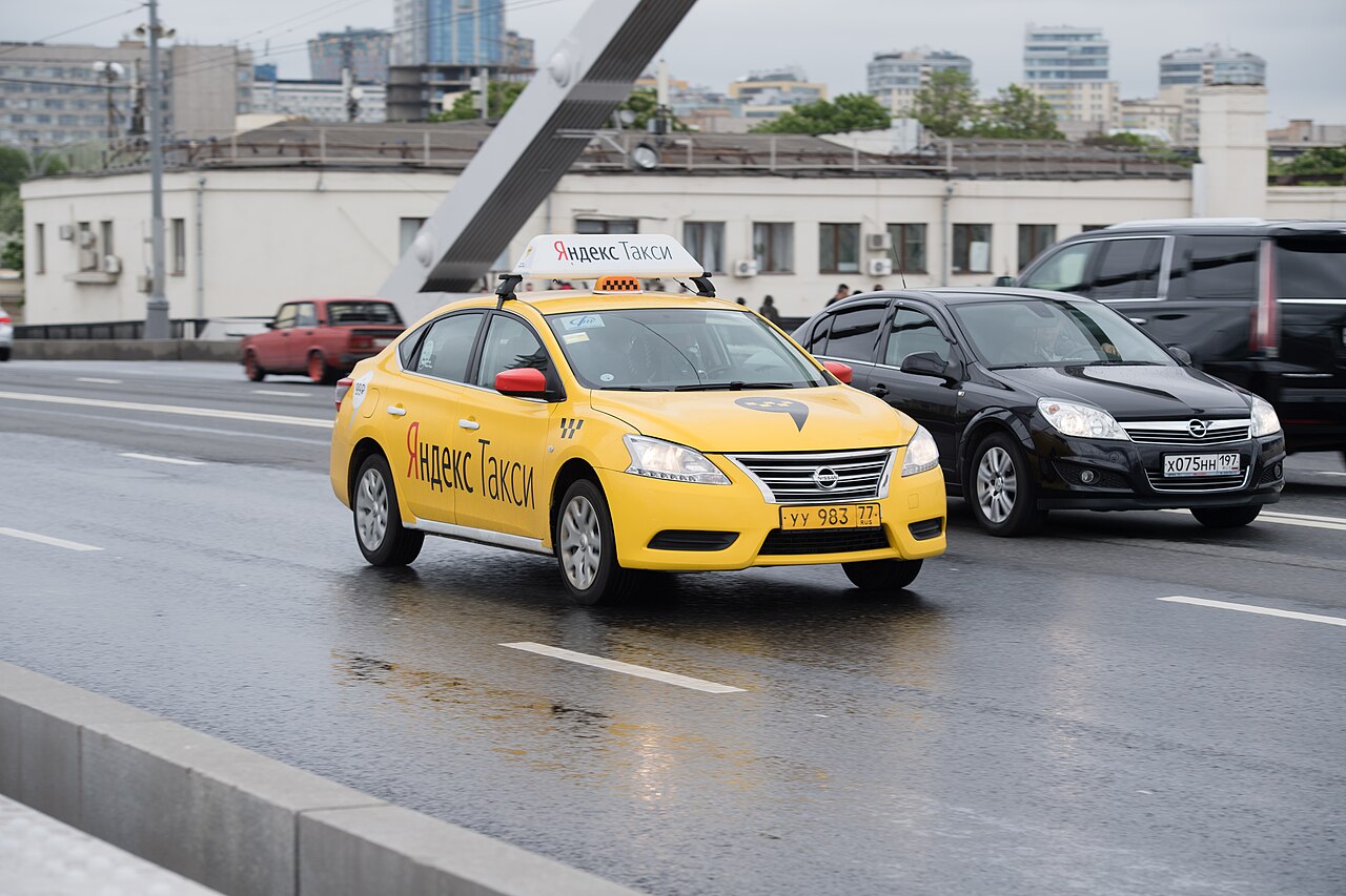 Автомобиль такси на улице Москвы